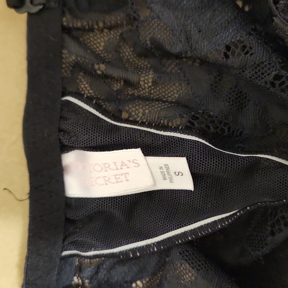 Victoria's Secret lace garder with attached thong - Picture 2 of 3